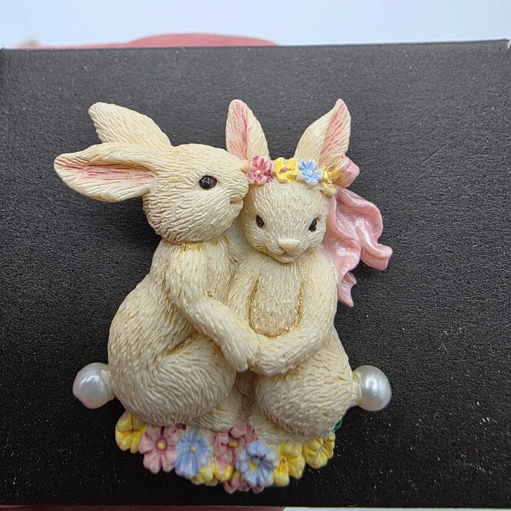Avon‎ Womens Novelty Bunny Pin Floral Pearl Tails Vintage 1999 Cottagecore OS